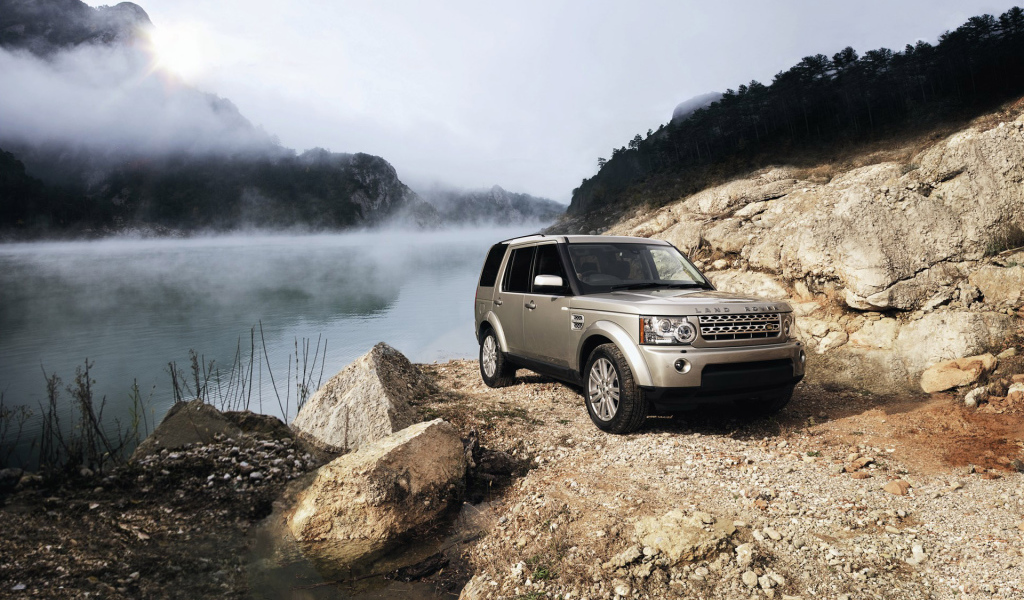 Внедорожник у озера