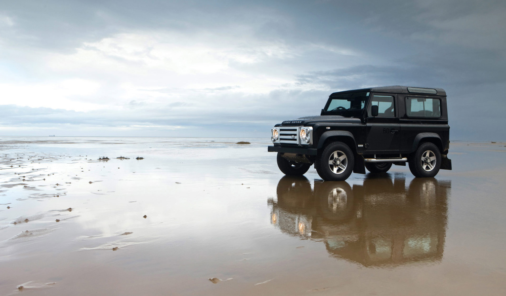 Внедорожник на пляже