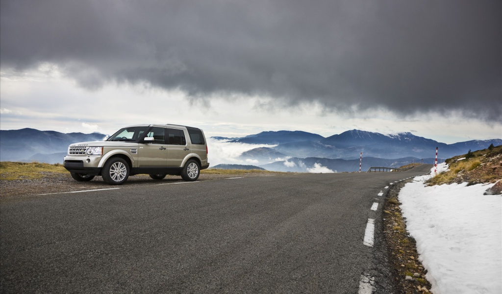 Rover на горной дороге