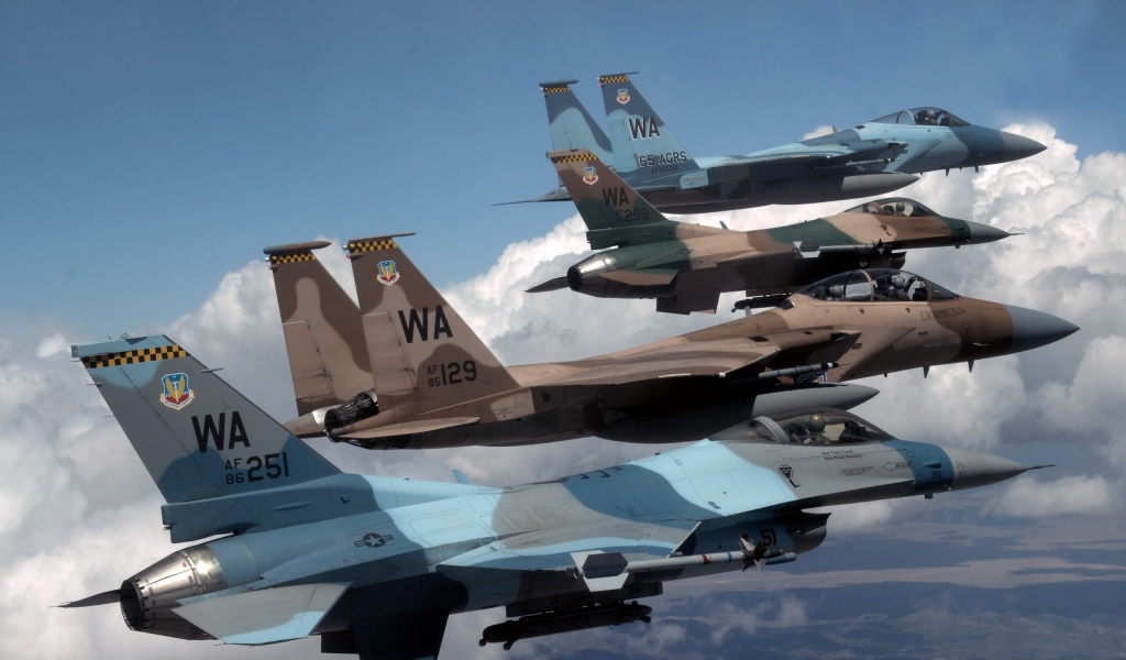 Истребители F18 и F16