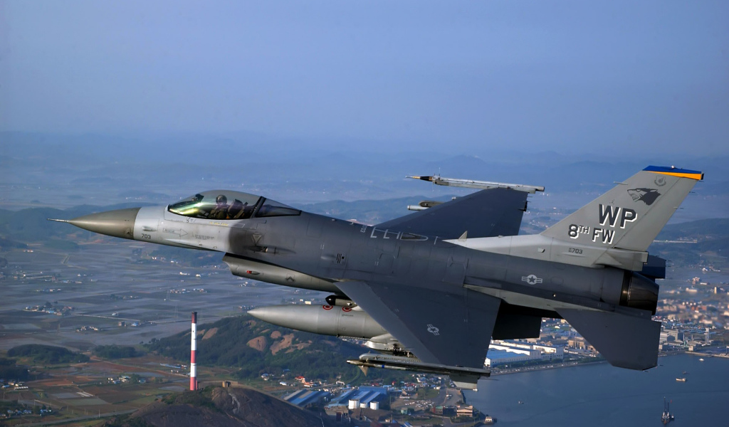 Военная авиация / в облаках над городом