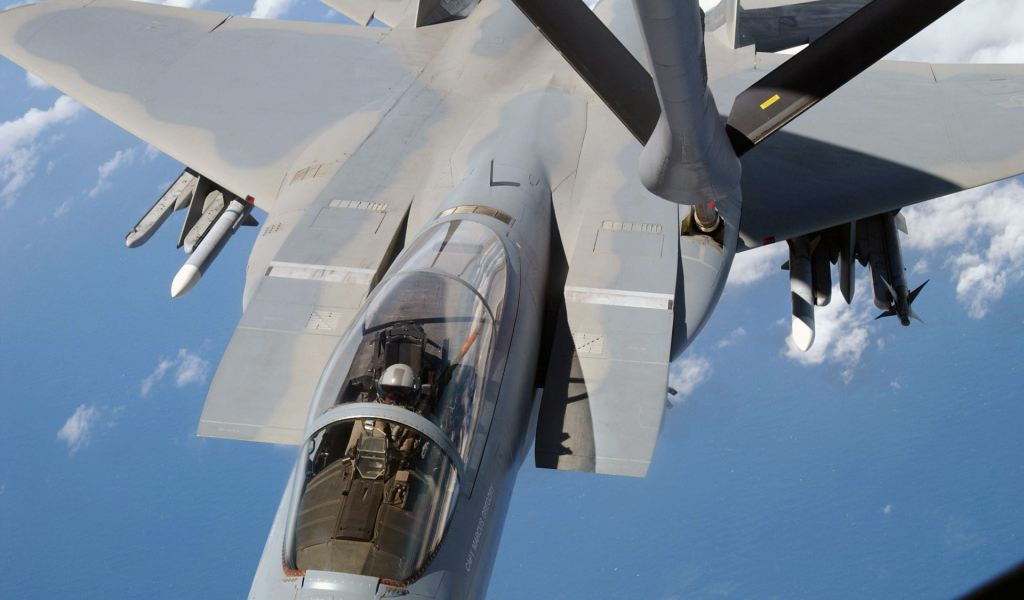 Военная авиация / дозаправка в полете