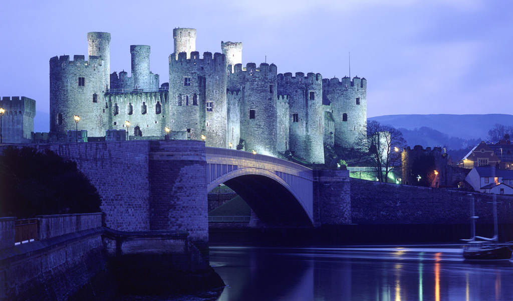 Замок возле реки