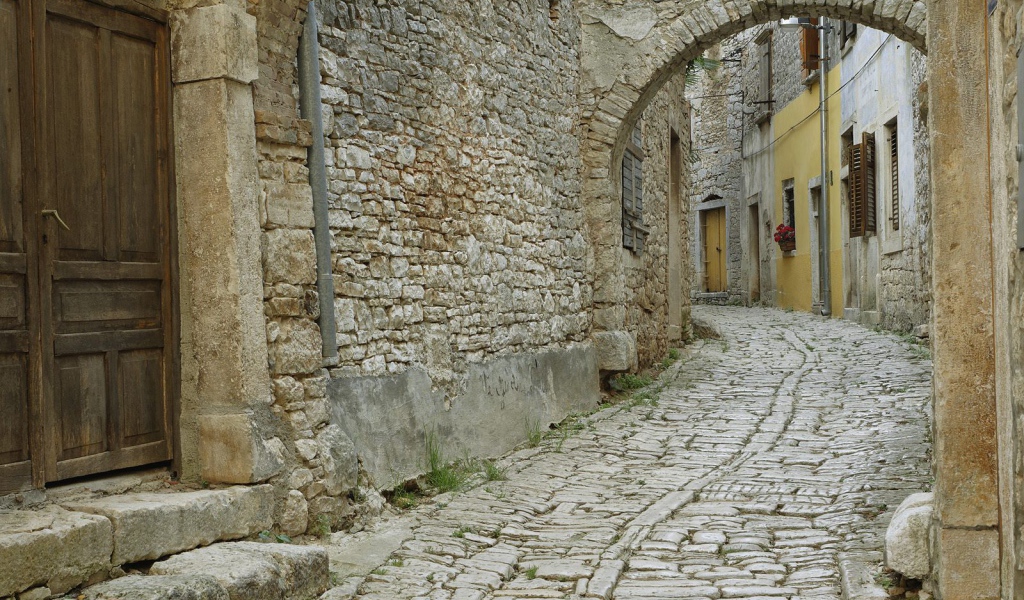 Узкая улочка старого города