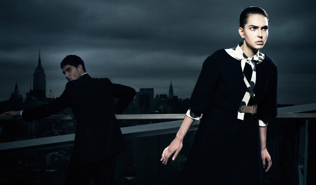 За нами следят