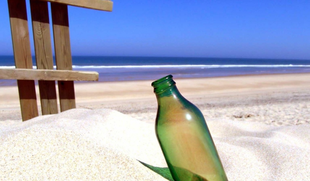 Бутылка на песке