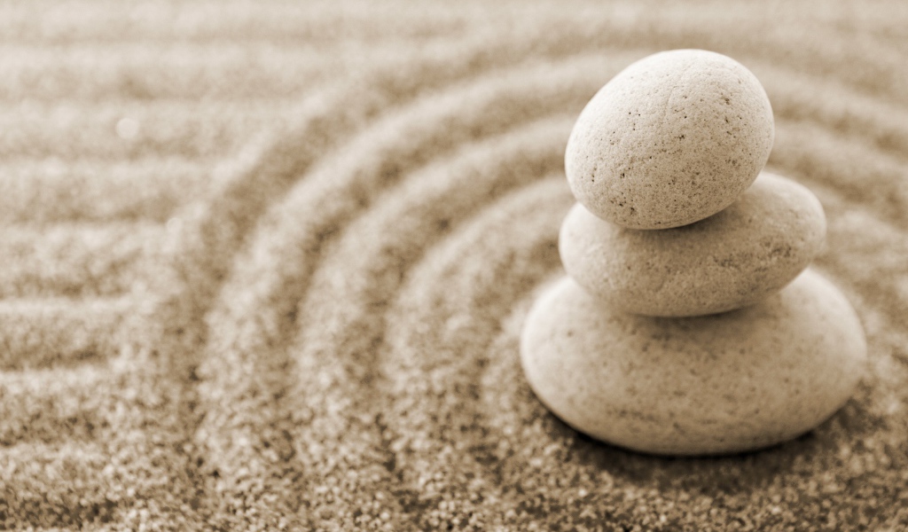 Камни на песке