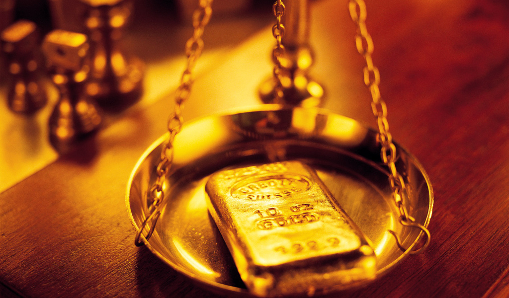 Золотой слиток на весах