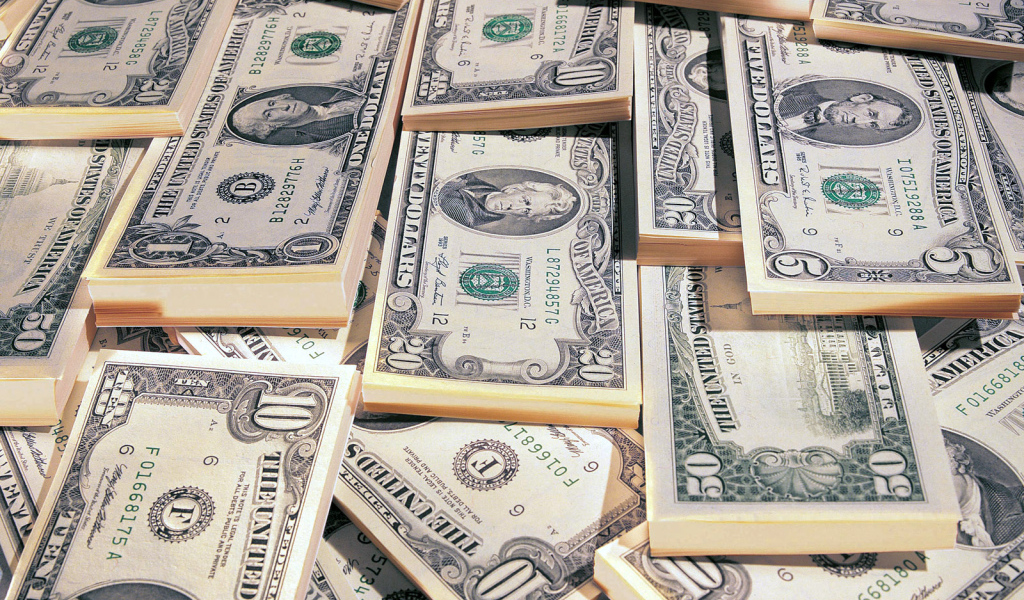 Пачки долларов