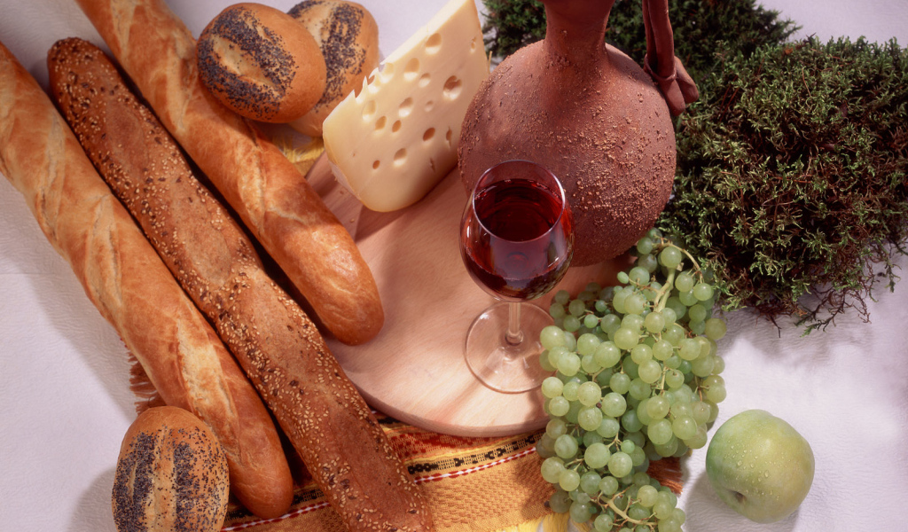 Французские булочки с сыром и вином