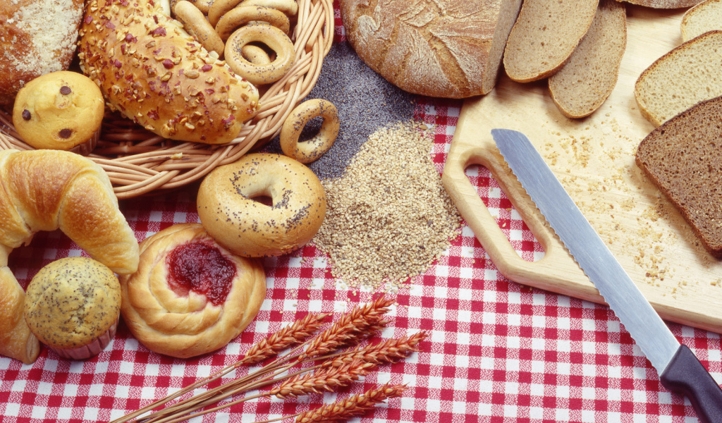 Свежий хлеб и булочки