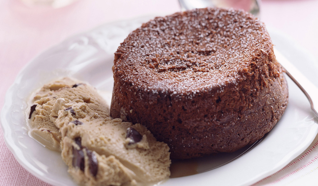 Вкусное шоколадное пирожное