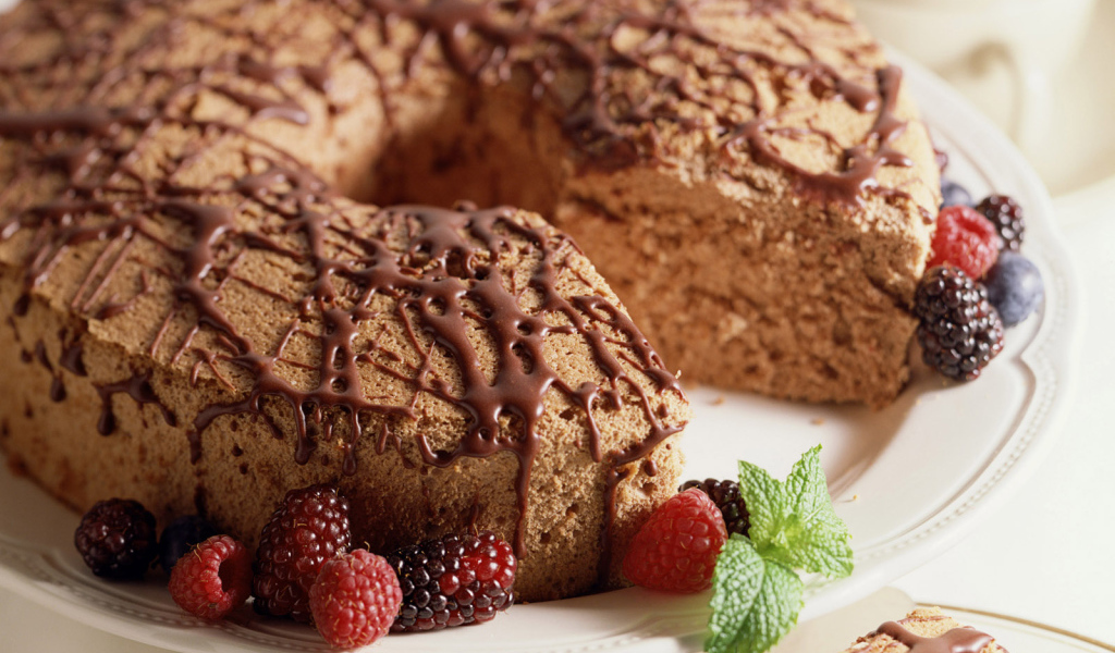 Шоколадный пирог и ягоды