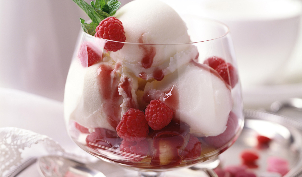 Десерт с малиной