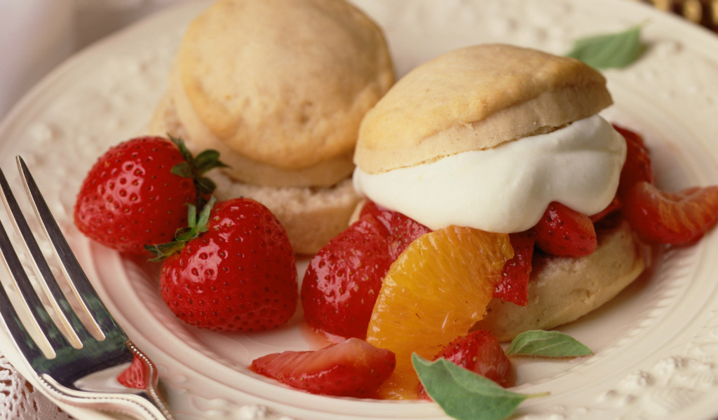 Бутерброд с клубникой и сливками