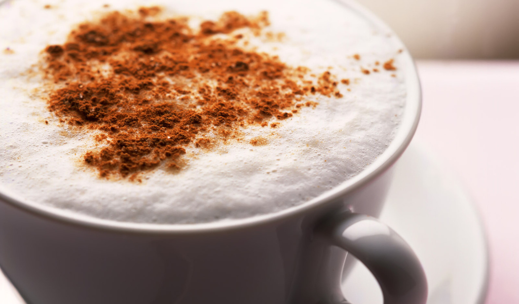 Чашка черного кофе с пенкой