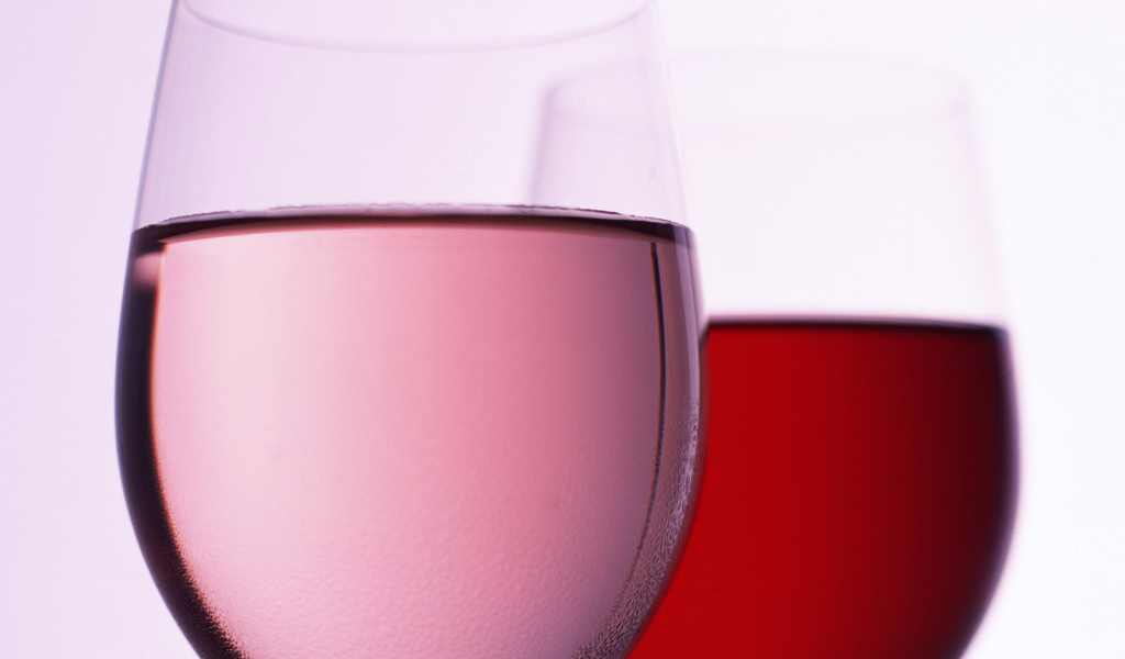 Бокал шампанского и вина