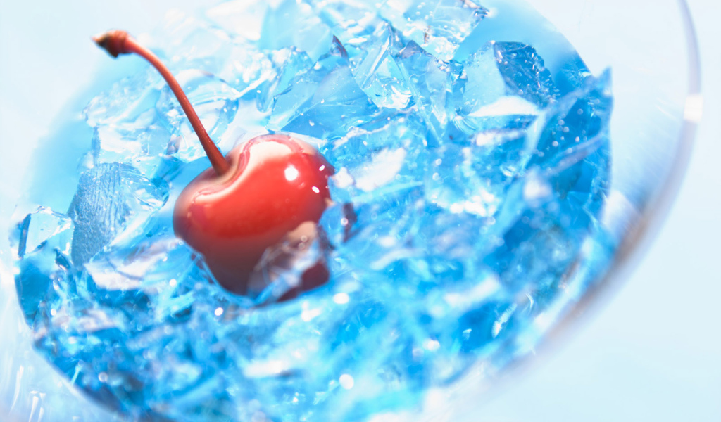 Вишня в напитке