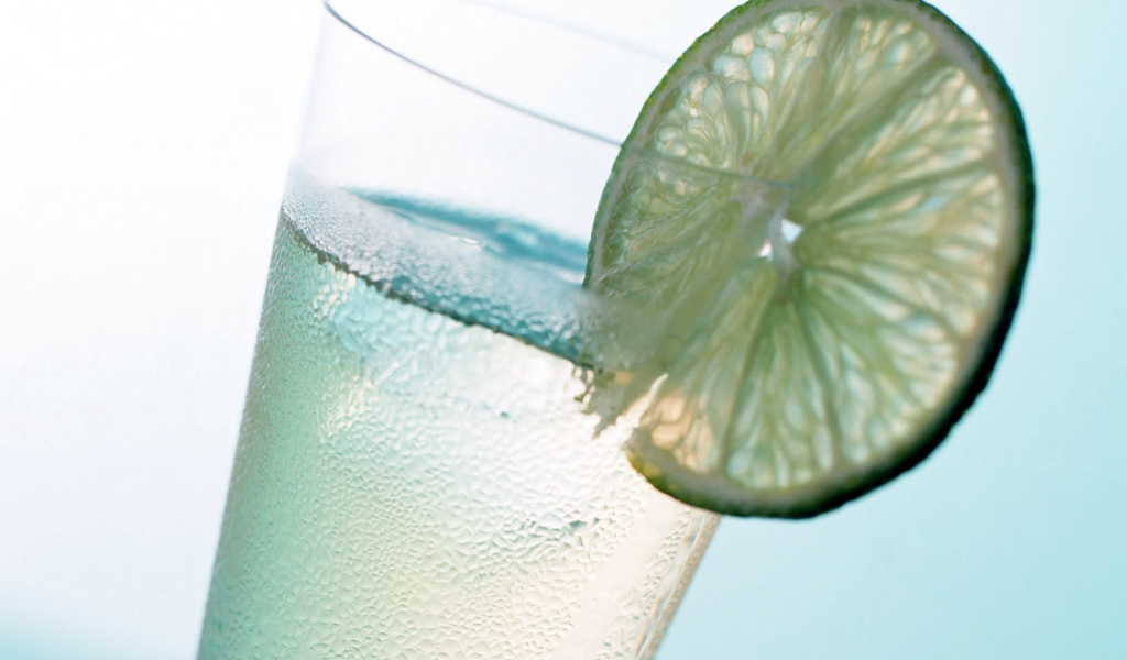 Прохладный напиток с лимоном