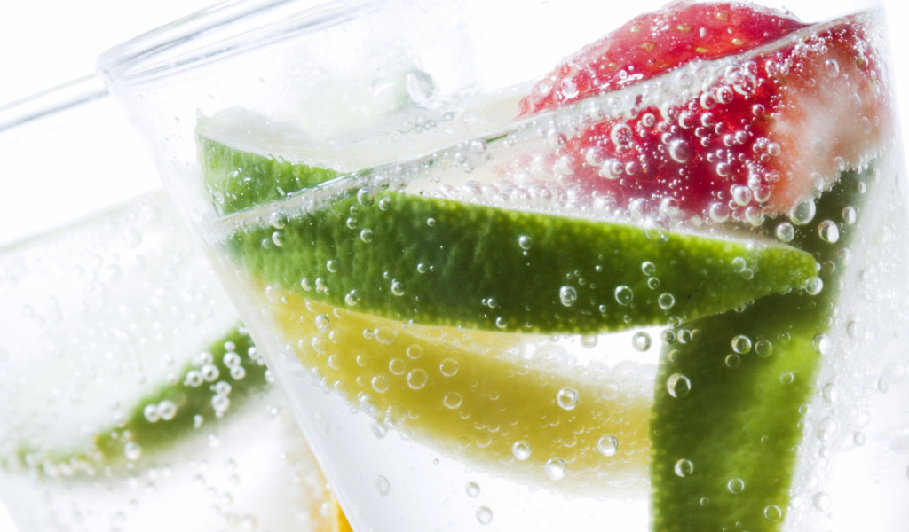 Напиток с кусочками фруктов