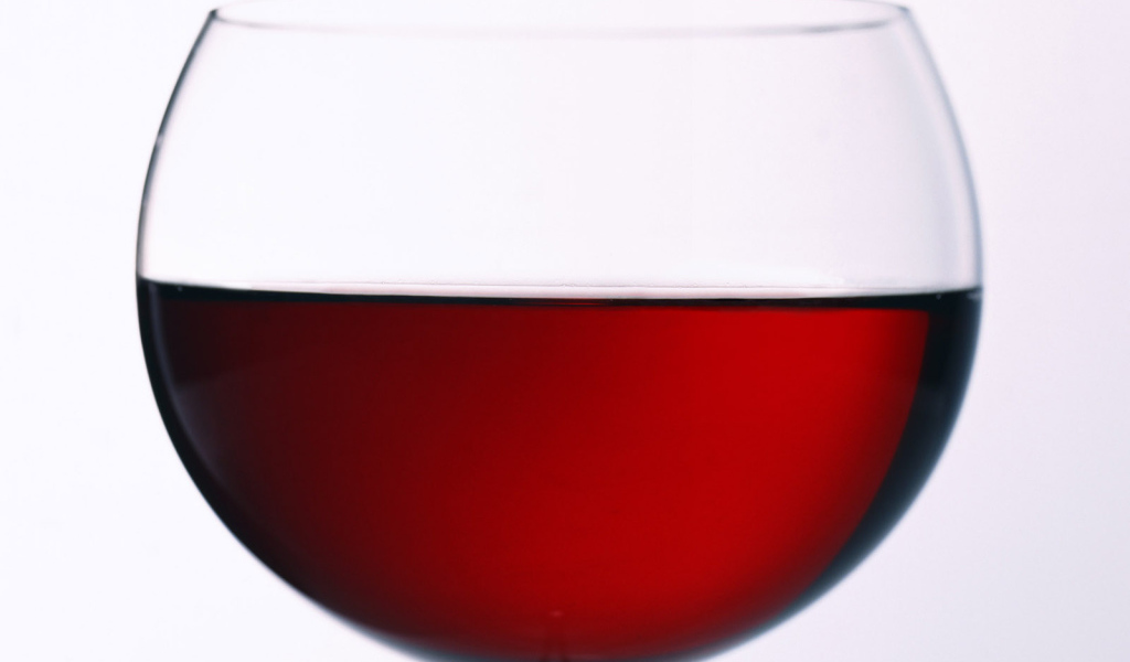 Широкий бокал вина