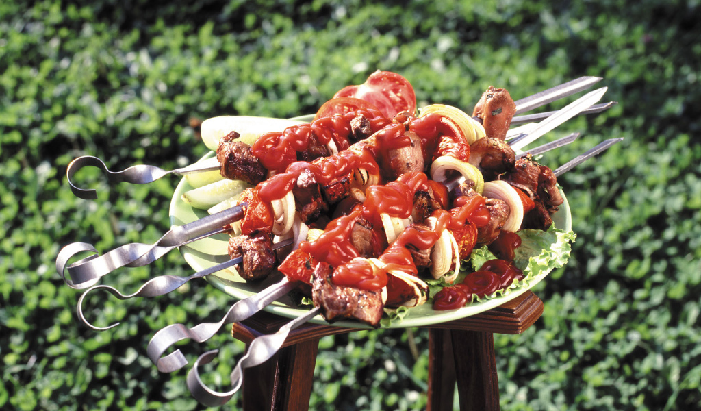 Блюдо с шашлыком барбекю