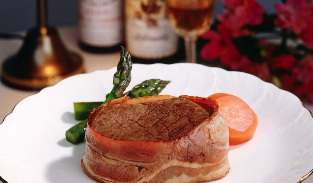 Большой кусочек жаренного мяса