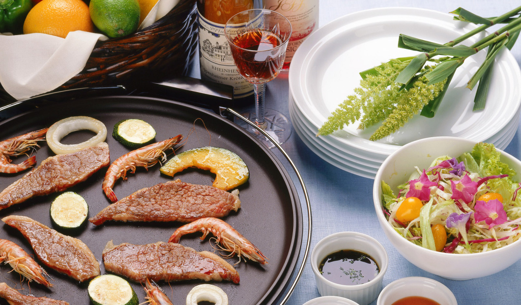 Блюдо с мясом и креветками