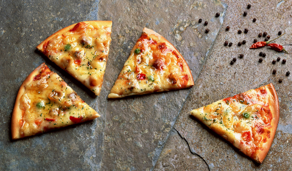 Аппетитные кусочки пиццы