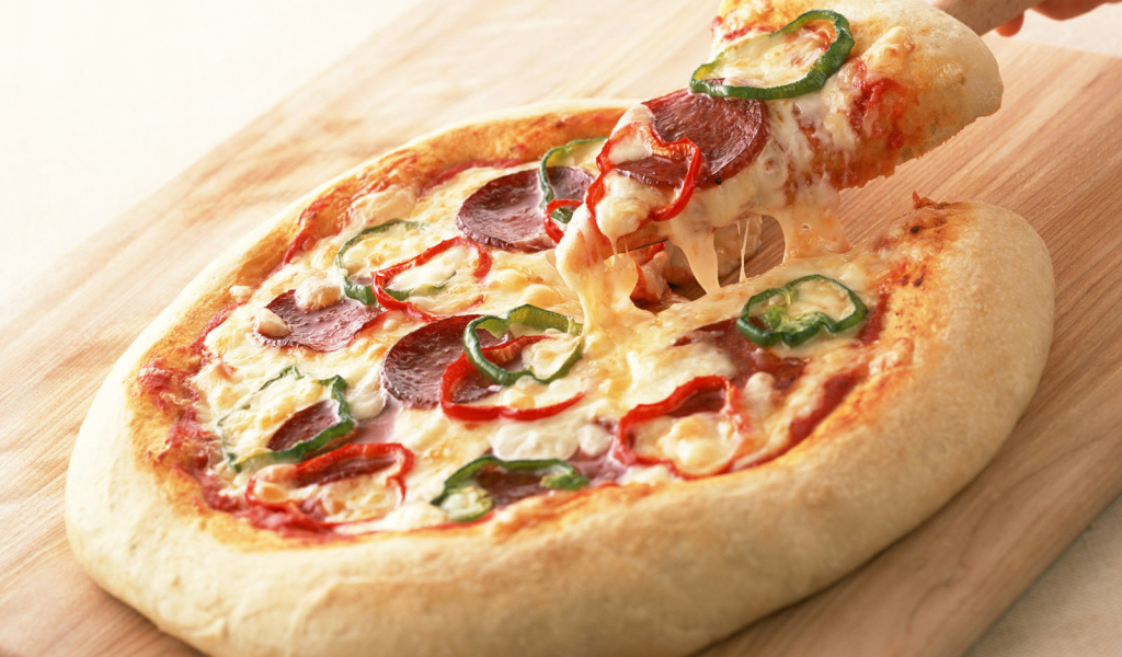 Пицца с колбасой