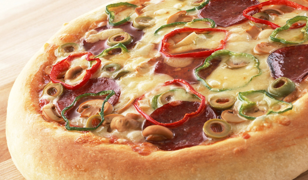 Пицца с колбасой и перцем