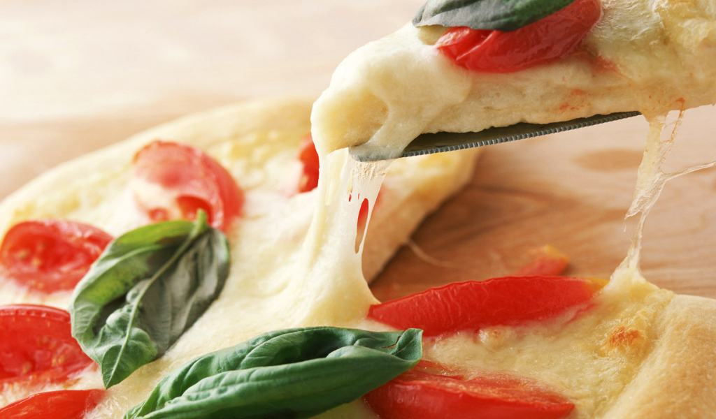 Пицца с кусочками помидора