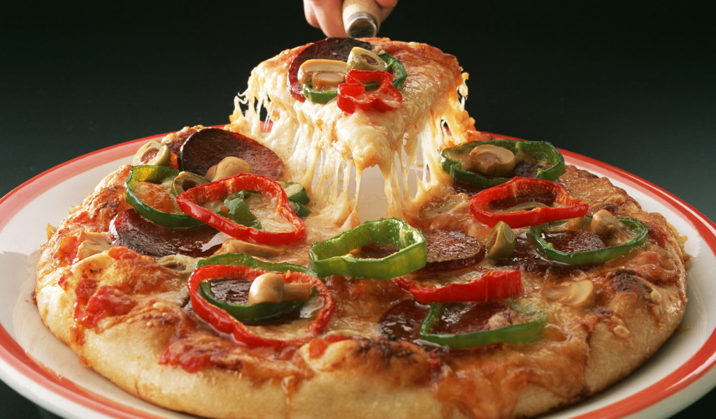 Вкусная горячая пицца