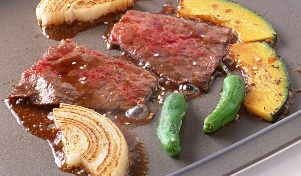 Куски рыбьего мяса на плите