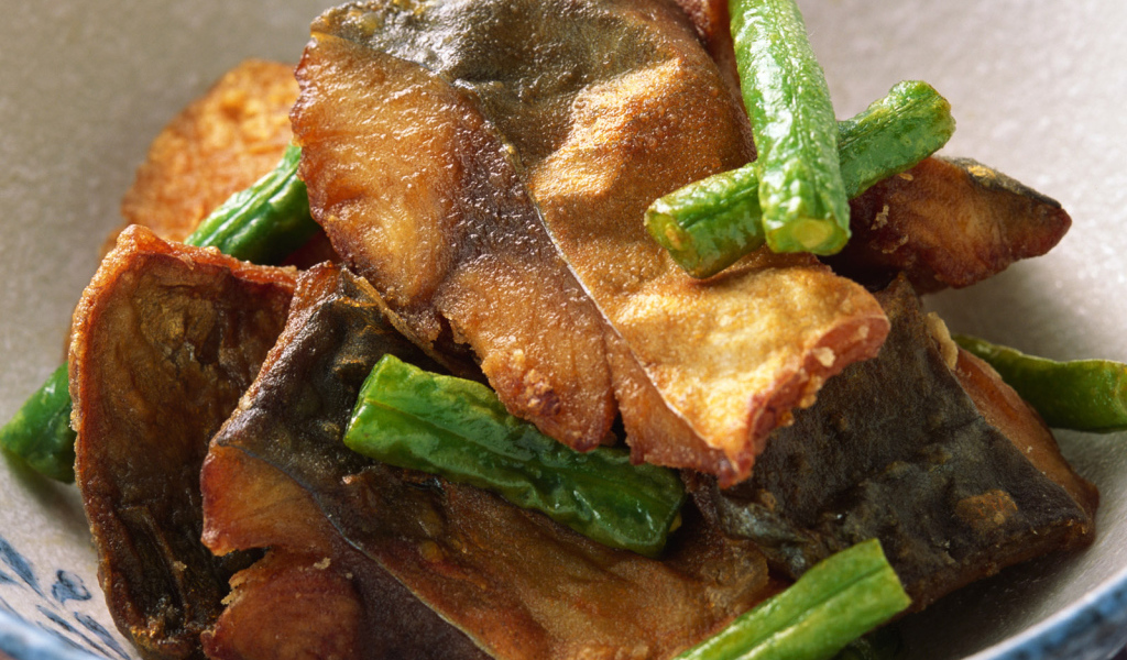 Кусочки рыбы приправленные фасолью