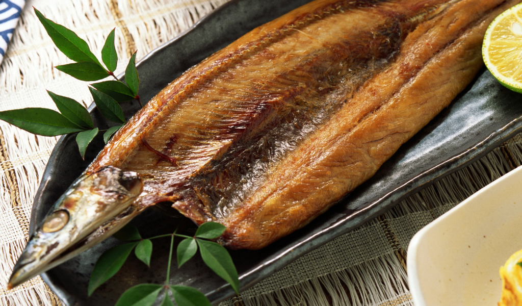 Копченая рыбка на блюде