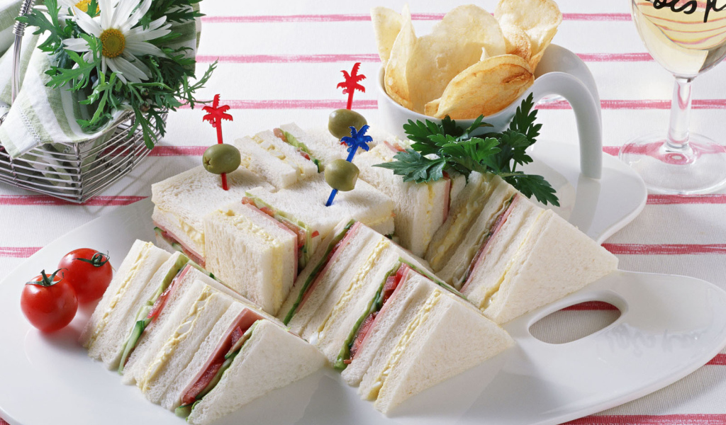 Сладкий пирог с начинкой из кусочков рыбы