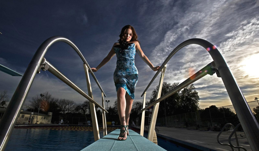 Красавица у бассейна