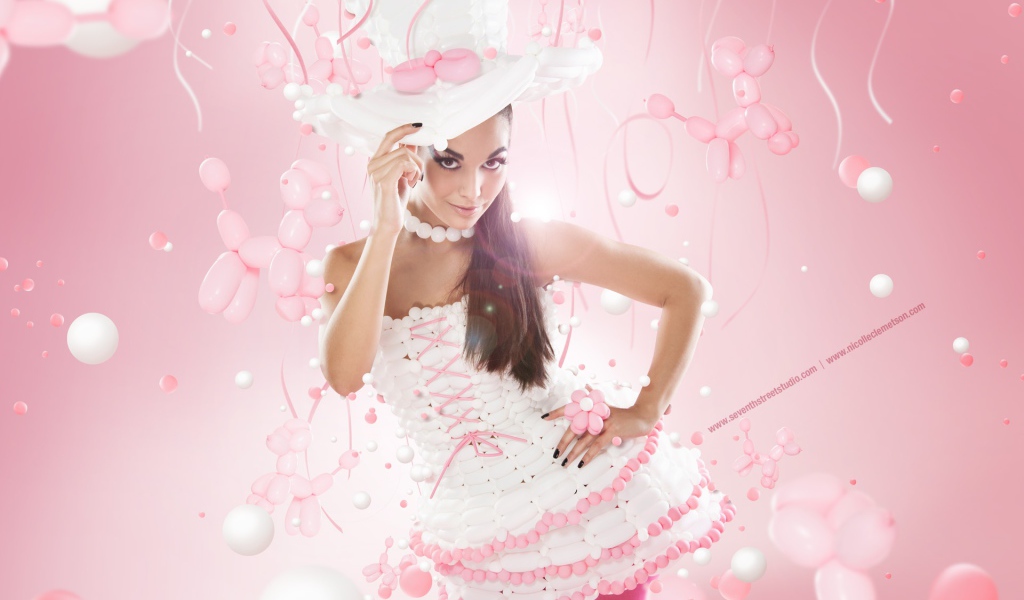 Красивая девушка в розовом