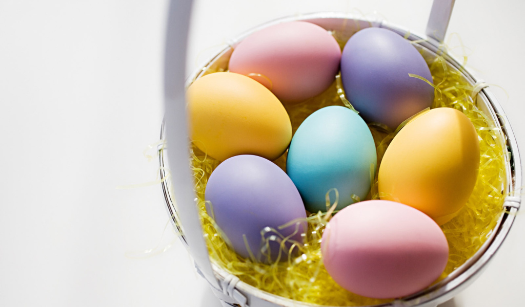 Корзинка с пасхальными яичками