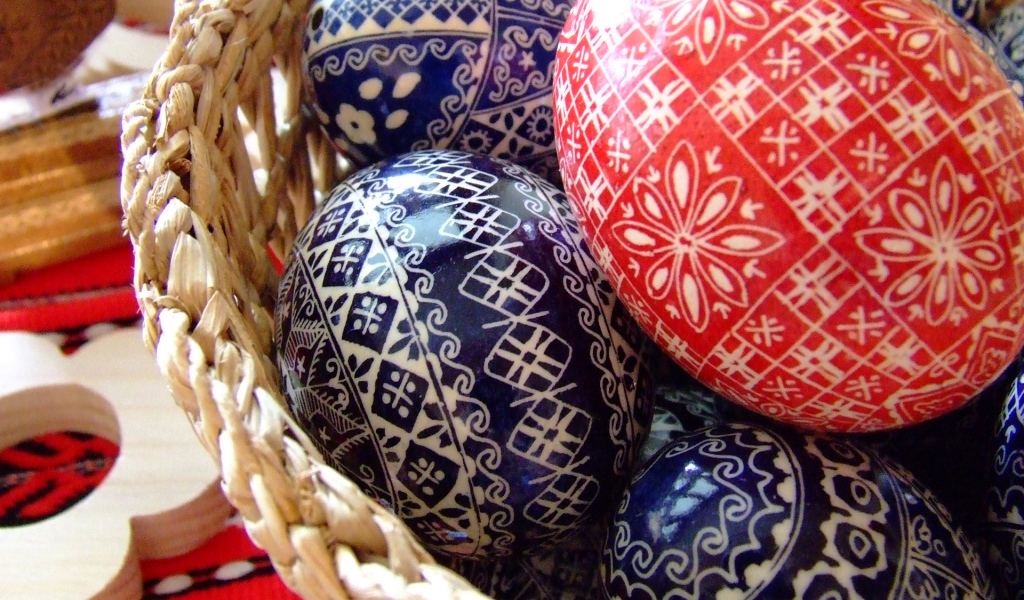 Синие и красные Пасхальные яйца