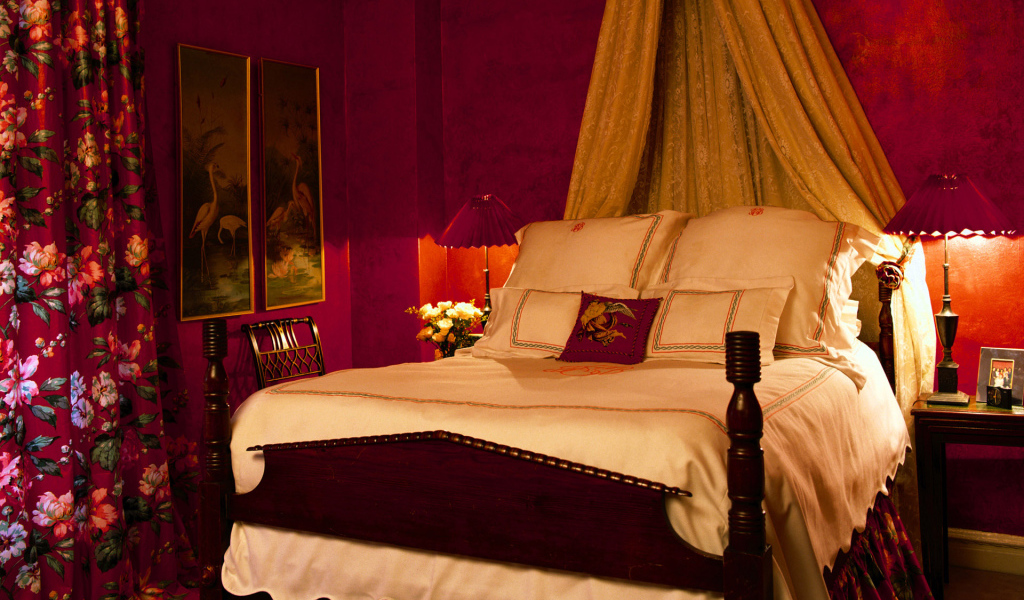 Спальня в красных тонах