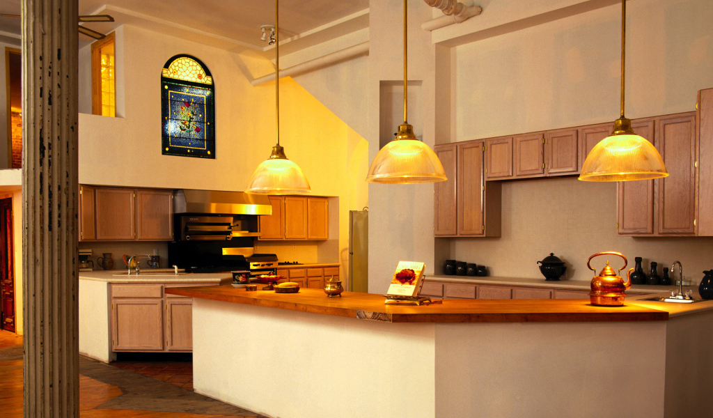 Большая светлая кухня