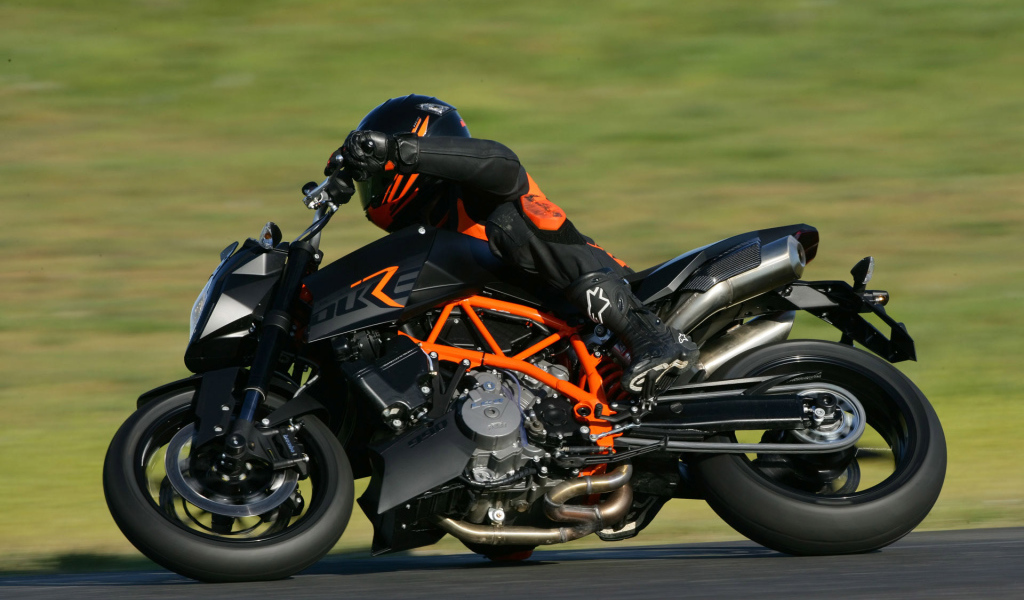 На огромной скорости