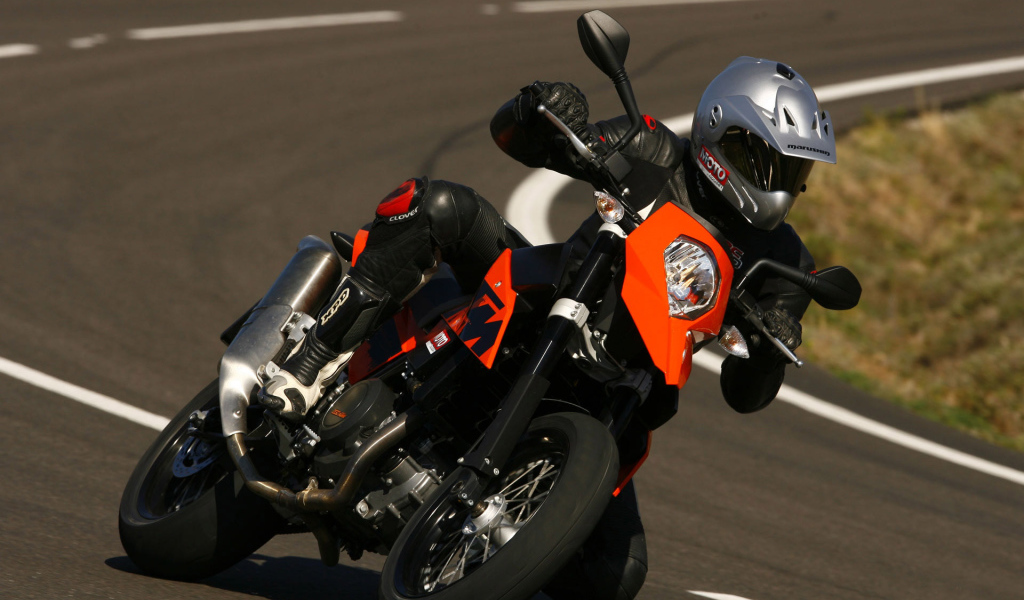 Черный спортивный мопед