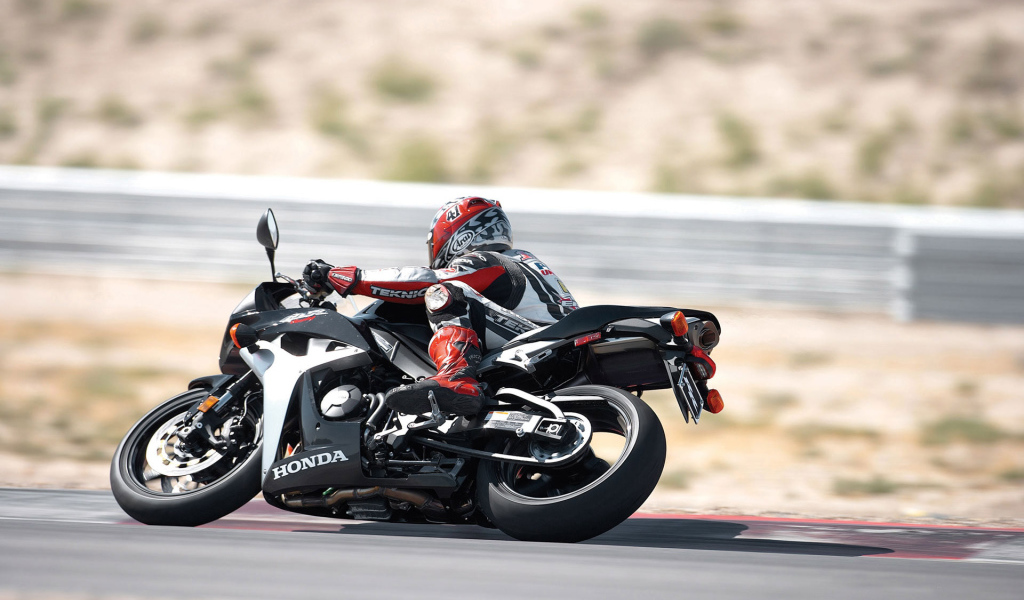 Пилот спортивного мотоцикла