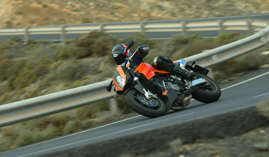 Спортивный байк на дороге