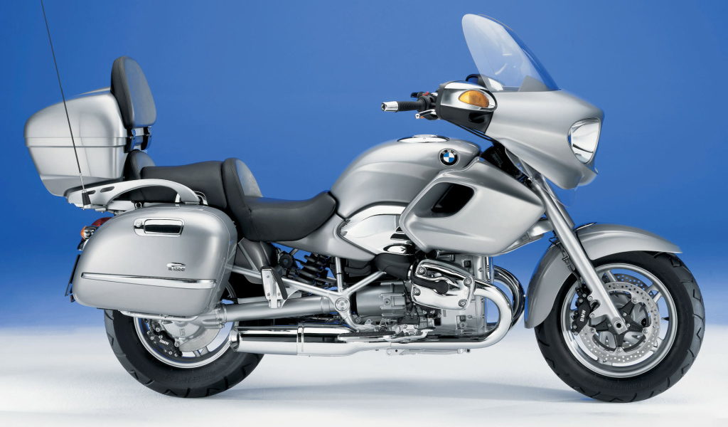 Серый мотоцикл BMW