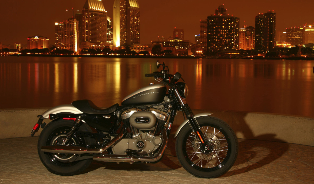 Harley Davidson в ночном городе