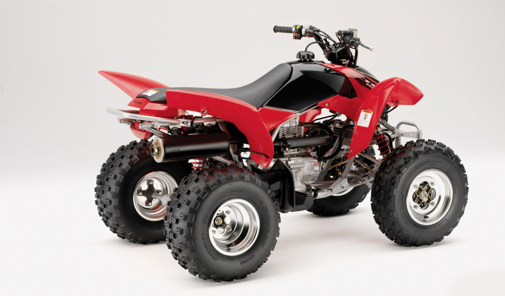 Красный спортивный Honda квадроцикл